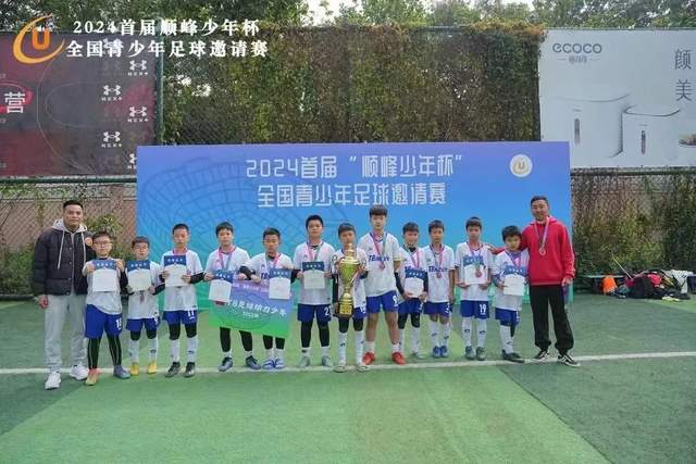 安东尼在训练中展示倒退单车技能